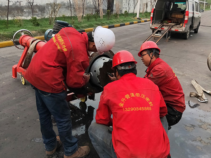 DN500循環(huán)水管道帶壓開孔順利完成！2.jpg